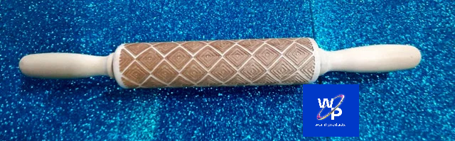 Decorazione Trapunta. Mattarello in legno