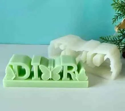 Stampo scritta Logo Dior con Farfalle