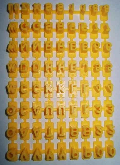 Numeri e simboli aritmetici. Set di 16 tagliapasta in plastica