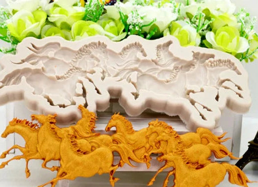 Cavallo al galoppo in gruppo. Stampo in silicone