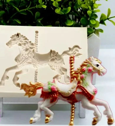 Cavallo al galoppo in gruppo. Stampo in silicone