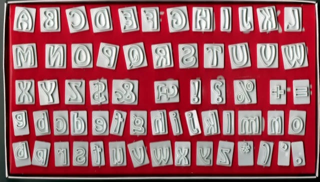 Set di 64 lettere e simboli.