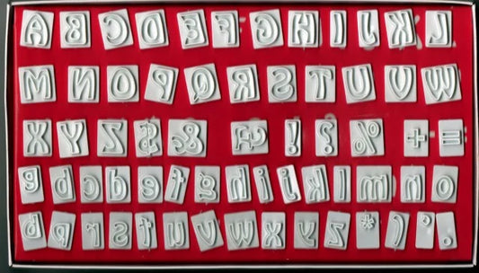 Set di 64 lettere e simboli.