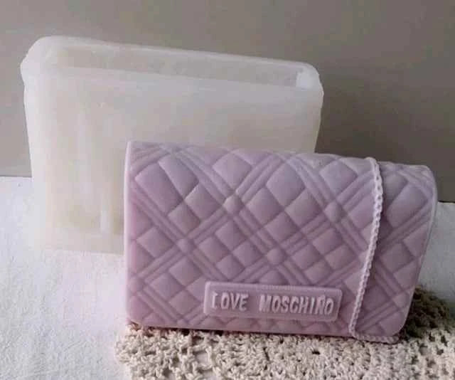 Grande Borsetta Logo Griffe Love MOSCHINO di 14.5 x h 8.5 x 4 cm. Peso 377 gr.