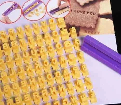 Numeri e simboli aritmetici. Set di 16 tagliapasta in plastica