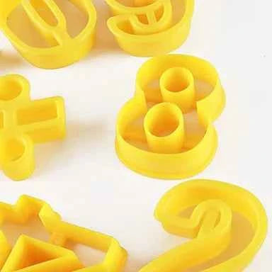 Set di 28 tagliapasta a forma di lettere.