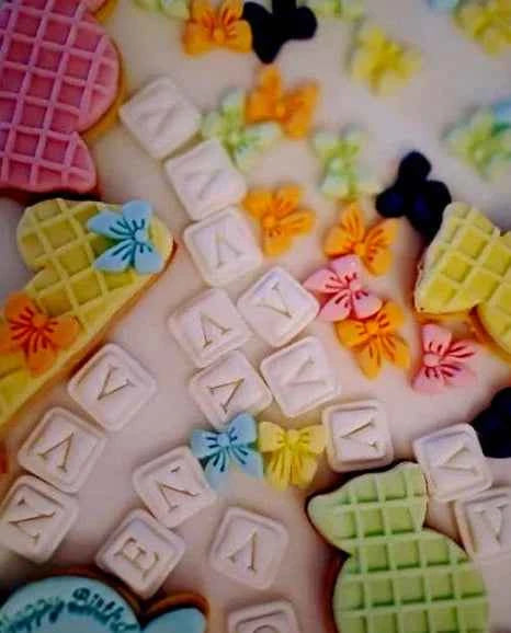 26 Lettere e 10 Numeri in rilievo. Set di 2 Stampi + 2 cutter