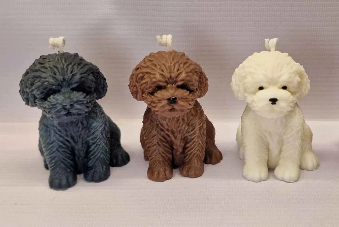 Cagnolino seduto 6.5 x 5.5 cm in molti colori. Candela naturale al 100% in molti colori
