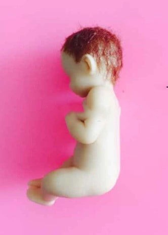 Neonato che dorme con piedi in alto. Stampo in silicone ad alta definizione