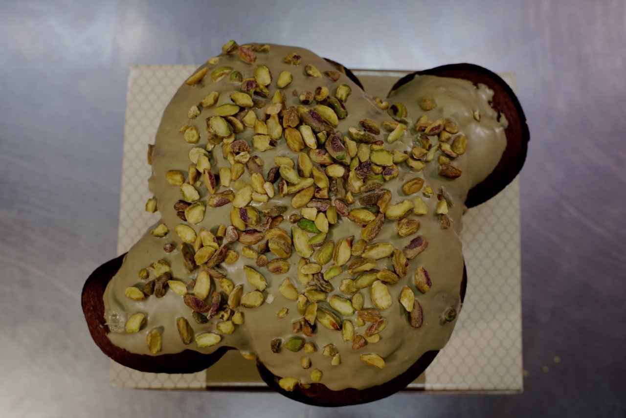 Colomba ROCHER ricoperta con Pistacchi Interi – Qualità Premium – artigianale a lievitazione naturale oltre 1,5kg (già farcita)