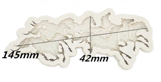 Cavallo al galoppo in gruppo. Stampo in silicone