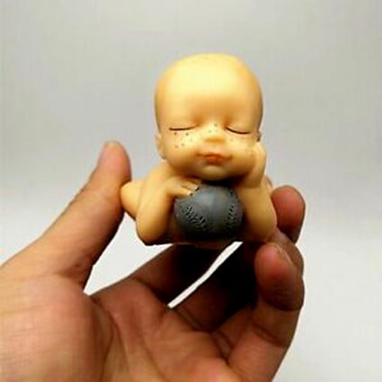 Neonato sulla Palla. Stampo in silicone ad alta definizione