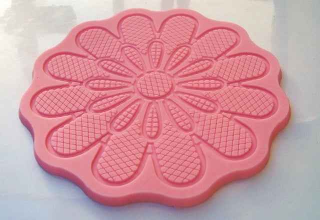 Stampo in silicone per creare un grande fiore decorato.