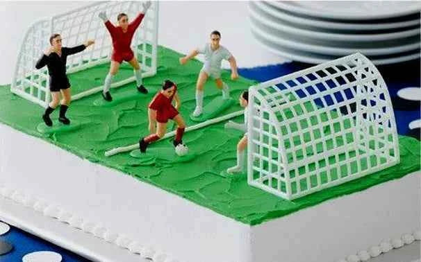 Tagliapasta in plastica per realizzare un piccolo Pallone da Calcio.