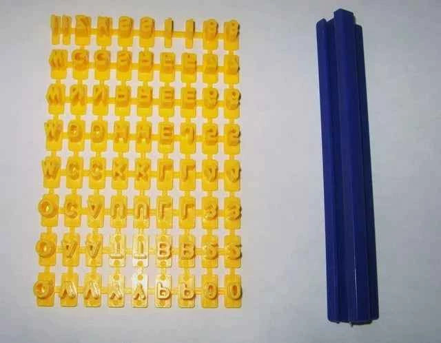 Numeri e simboli aritmetici. Set di 16 tagliapasta in plastica