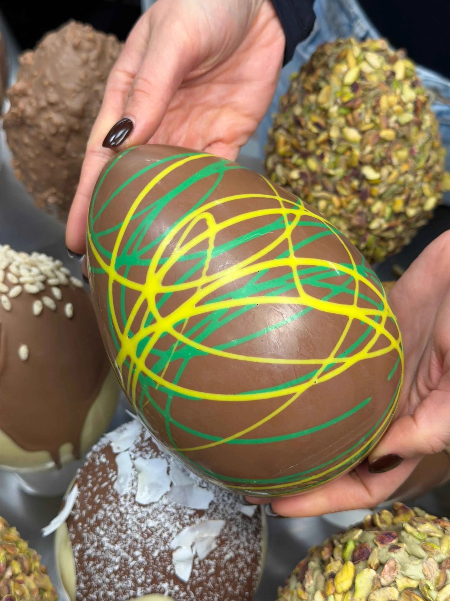 Uovo di Pasqua Ripieno Dubai Chocolate, con golosa sorpresa