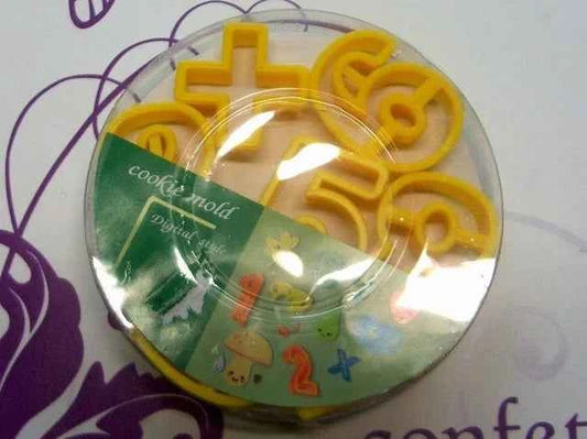 Set di 28 tagliapasta a forma di lettere.