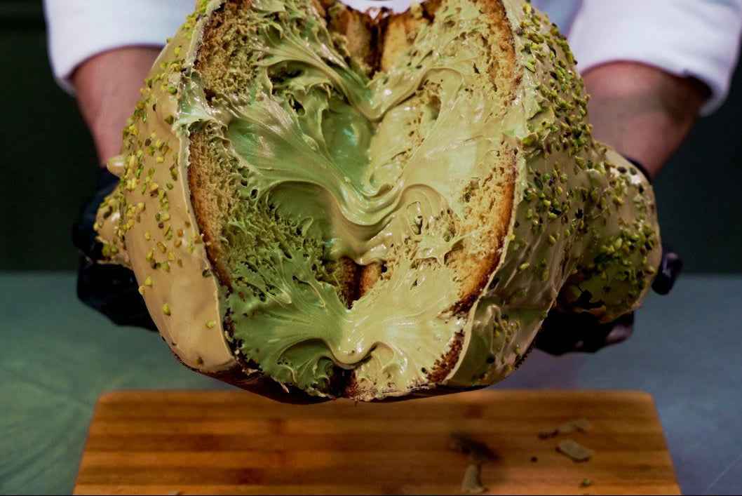 Box DOPPIO Pasquale Colomba al pistacchio da oltre 1,2kg + 2x Uova di Pasqua FARCITE da 650gr ( 1 latte + 1 fondente )