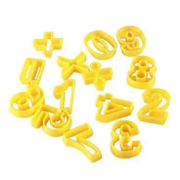 Set di 28 tagliapasta a forma di lettere.