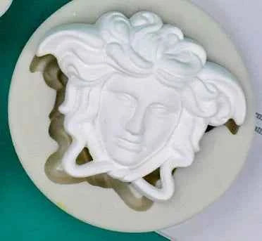 Medusa Griffe Versace in 4 misure di 18 - 12.5 - 7 e 4 cm. Stampo in silicone anche per Candele